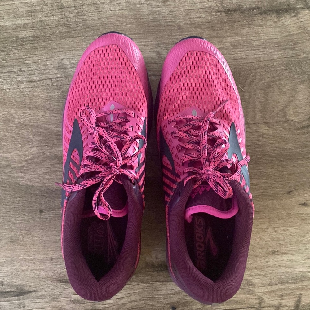 BROOKS tennis shoes, size 9